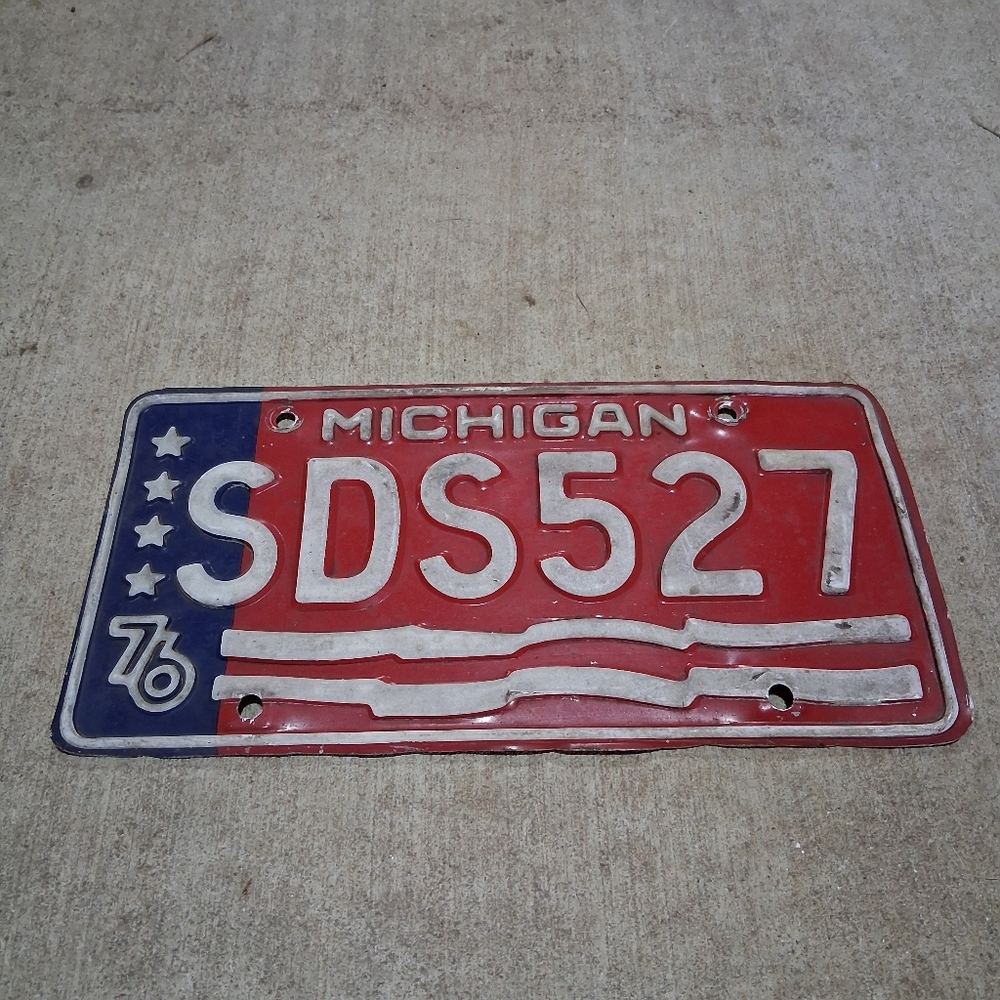 M8CHIGAN 1976 COLLECTABLE PLATE